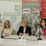 Blanca Abenia presentando el acto y a las componentes de la mesa presidencial