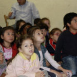 Los alumnos del colegio atentos a las explicaciones del teatro