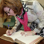 La subdirectora General de prevención de Fundación Mafre, Yolanda Mingueza, firmando en el libro de Honor